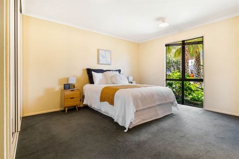 Photo of property in 32 John Jennings Drive, Oteha, Auckland, 0632