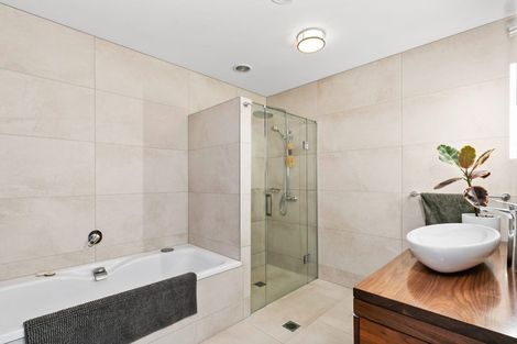 Photo of property in 10 Cave Road, Houghton Bay, Wellington, 6023