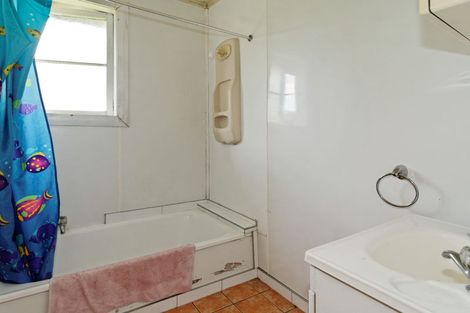 Photo of property in 1/4 Godley Road, Green Bay, Auckland, 0604