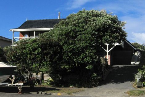 Photo of property in 10 Ara Kuaka, Waikanae Beach, Waikanae, 5036