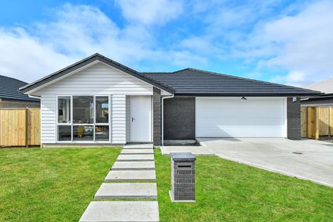 Photo of property in 10 Uatoto Road, Clarks Beach, 2122