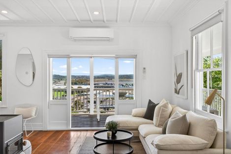 Photo of property in 1 Denholm Road, Hospital Hill, Napier, 4110