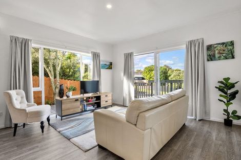 Photo of property in 15 Rosario Crescent, Red Beach, 0932