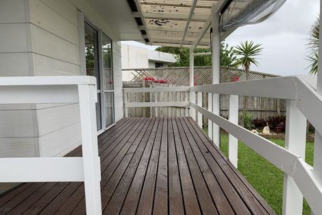 Photo of property in 2/82 Roberts Road, Te Atatu South, Auckland, 0610