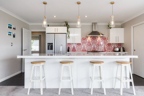 Photo of property in 11 Saint Heliers Grove, Fitzherbert, Palmerston North, 4410