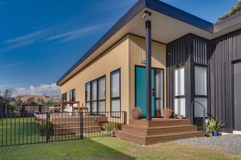 Photo of property in 37 Seagrass Place, Otaki Beach, Otaki, 5512