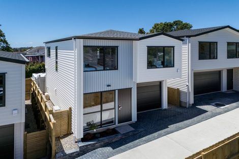 Photo of property in 21b Barron Drive, Green Bay, Auckland, 0604
