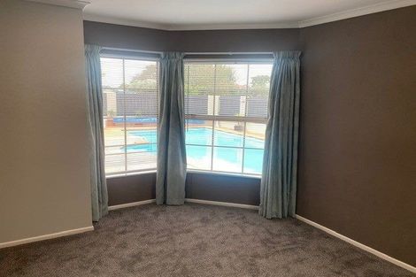 Photo of property in 11 Shelter Grove, Frankleigh Park, New Plymouth, 4310