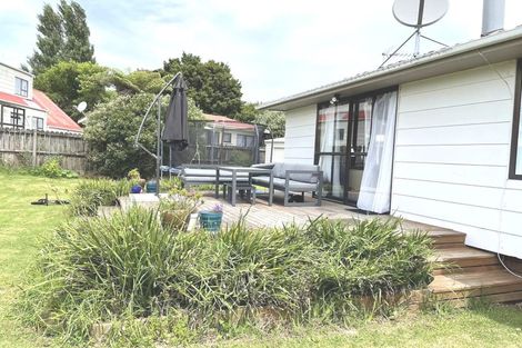 Photo of property in 100 Beach Road, Te Atatu Peninsula, Auckland, 0610