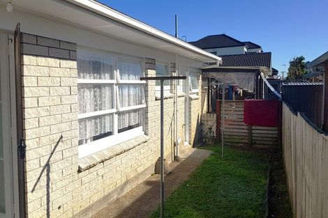 Photo of property in 2/6 Clevedon Road, Papakura, 2110