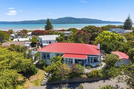 Photo of property in 15 Golf Road, Paraparaumu Beach, Paraparaumu, 5032