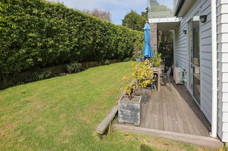 Photo of property in 114 Lake Panorama Drive, Henderson Valley, Auckland, 0612