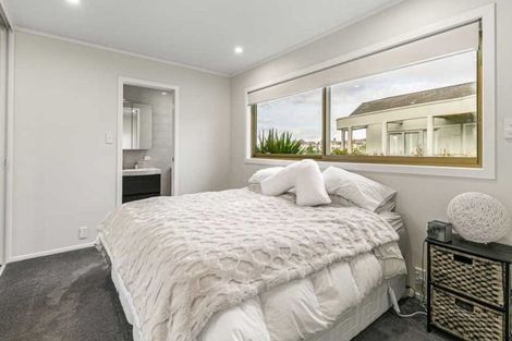 Photo of property in 3/2 Beach Road, Castor Bay, Auckland, 0620