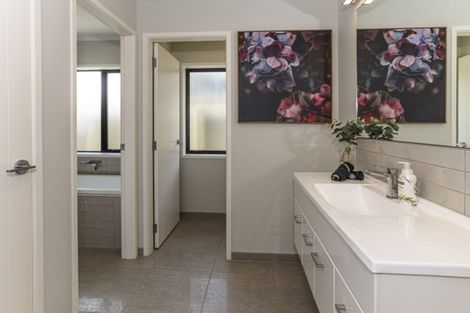 Photo of property in 2 Oakmont Crescent, Waiwhakaiho, New Plymouth, 4312