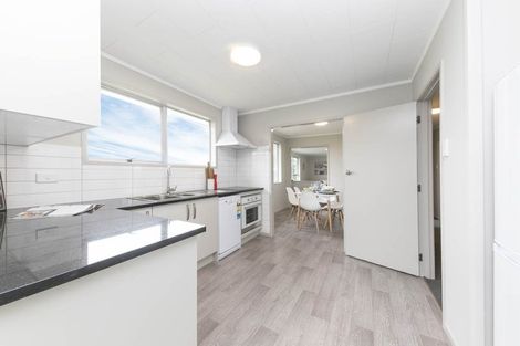 Photo of property in 35 Kemp Road, Massey, Auckland, 0614