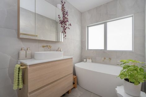 Photo of property in 8 Awatea Drive, Whitianga, 3510