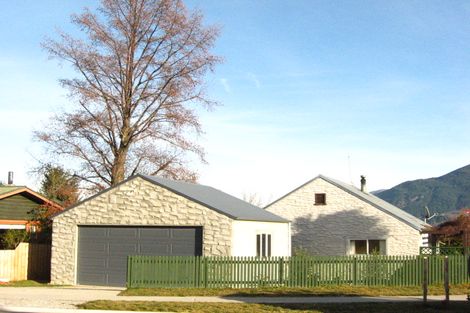 Photo of property in 9 Cedar Drive, Kelvin Heights, Queenstown, 9300