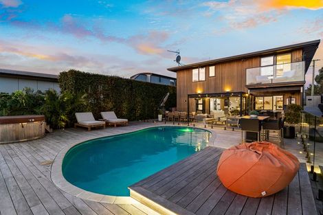 Photo of property in 172 Bleakhouse Road, Mellons Bay, Auckland, 2014