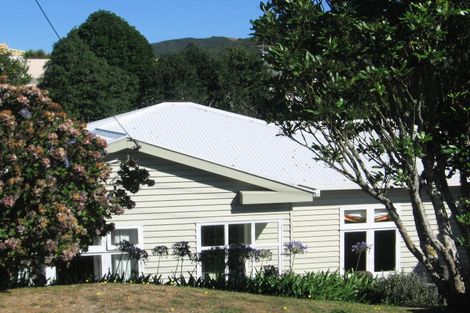 Photo of property in 31 Farm Road, Northland, Wellington, 6012