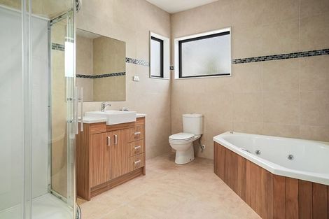 Photo of property in 102 Lake Panorama Drive, Henderson Valley, Auckland, 0612