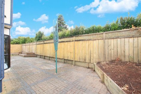 Photo of property in 2/8 Delisle Place, Windsor Park, Auckland, 0632