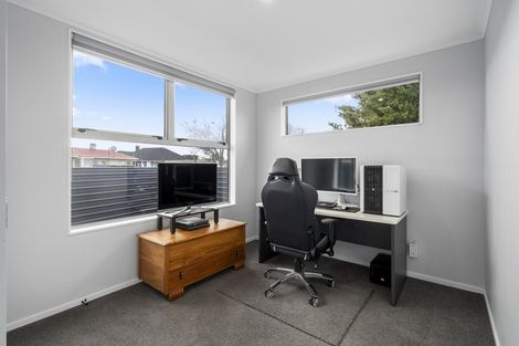 Photo of property in 58 Exeter Crescent, Takaro, Palmerston North, 4412