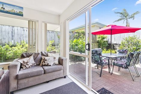 Photo of property in 2/12 Pat O'connor Place, Manurewa, Auckland, 2105