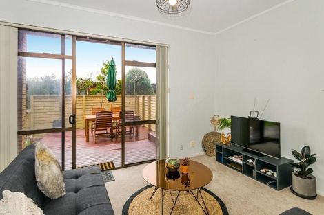Photo of property in 1/33 Masterton Road, Rothesay Bay, Auckland, 0630