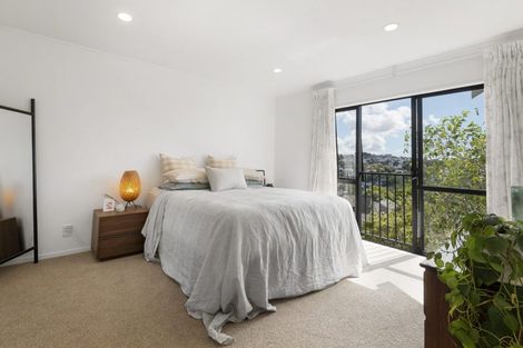 Photo of property in 2/12 Helicon Place, Totara Vale, Auckland, 0629