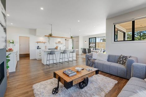 Photo of property in 9 Koru Place, Snells Beach, 0920