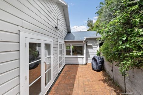 Photo of property in 10 Queens Drive, Kilbirnie, Wellington, 6022