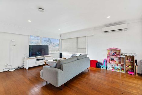 Photo of property in 128 Edgewater Drive, Pakuranga, Auckland, 2010