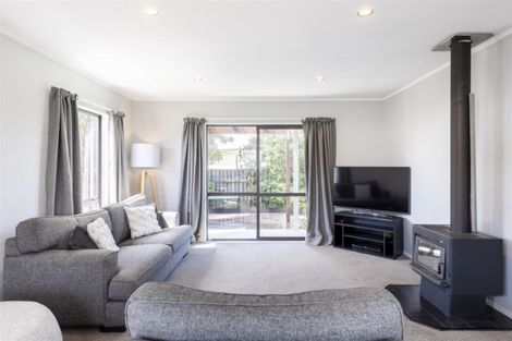 Photo of property in 6a Perrin Place, Kelvin Grove, Palmerston North, 4414