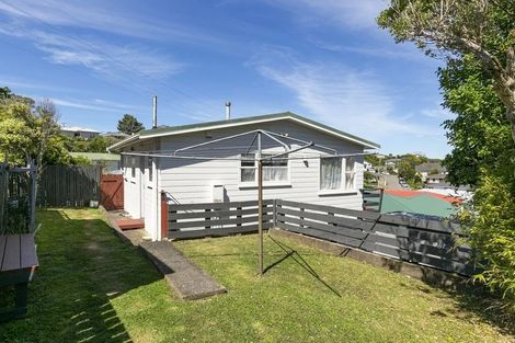Photo of property in 23 Griffiths Grove, Newlands, Wellington, 6037