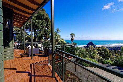 Photo of property in 26 Piha Road, Piha, 0772