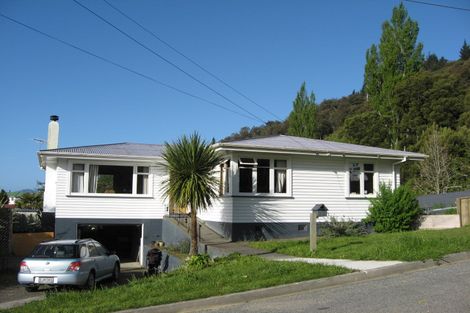 Photo of property in 16 Lincoln Street, Picton, 7220