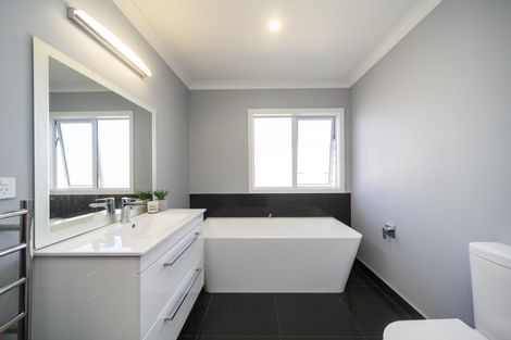 Photo of property in 126 Johnstone Drive, Fitzherbert, Palmerston North, 4410