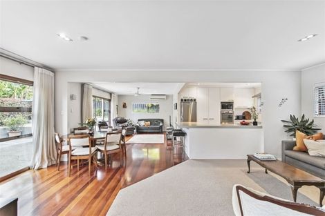 Photo of property in 13 James Evans Drive, Northcote, Auckland, 0627