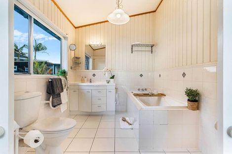 Photo of property in 2/4 Arkles Strand, Arkles Bay, Whangaparaoa, 0932