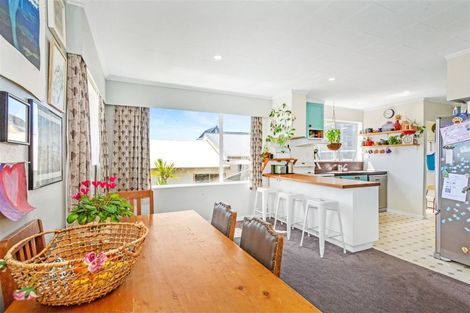 Photo of property in 32 Chapman Street, Newlands, Wellington, 6037