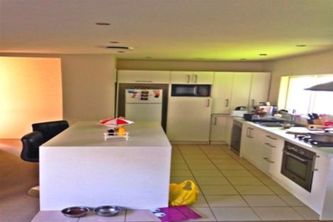 Photo of property in 2/5 Downing Street, Glenfield, Auckland, 0629