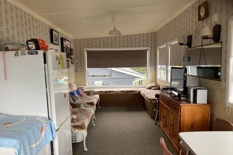 Photo of property in 48 Fourth Avenue, Urenui, 4377