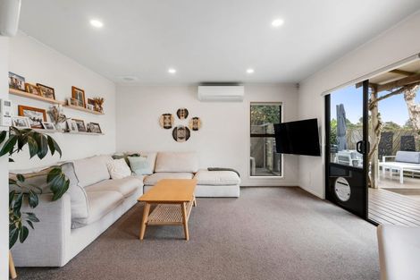 Photo of property in 1/305 Glenfield Road, Glenfield, Auckland, 0629