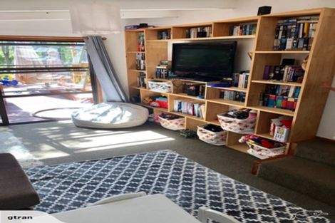 Photo of property in 17 Karen Road, Laingholm, Auckland, 0604