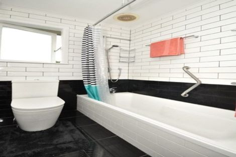 Photo of property in 86 Sylvan Crescent, Te Atatu South, Auckland, 0610