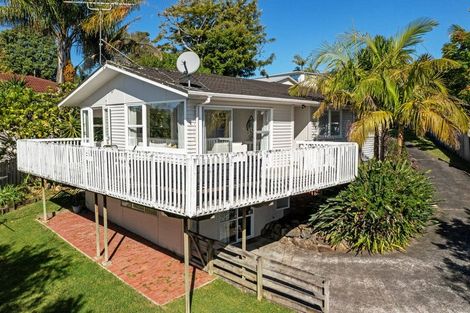 Photo of property in 8 Weatherly Road, Torbay, Auckland, 0630