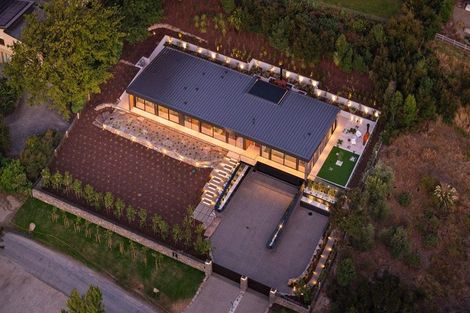 Photo of property in 335 Beacon Point Road, Wanaka, 9305