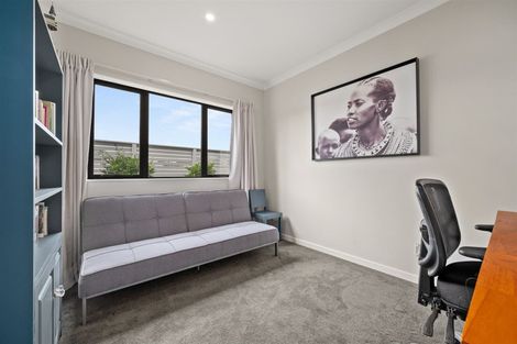 Photo of property in 2 Madden Avenue, Kumeu, 0810