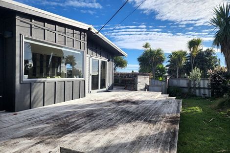 Photo of property in 10 Donnelly Street, Oakura, 4314