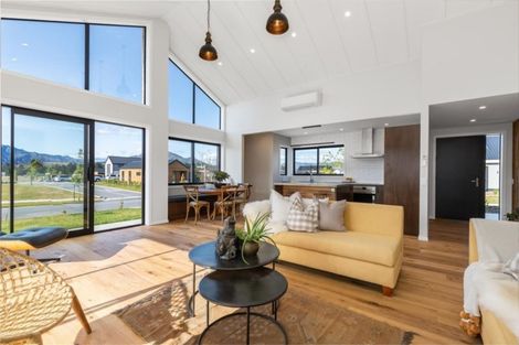 Photo of property in 17 Obelisk Street, Wanaka, 9305